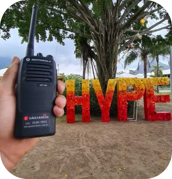Rádio na mão
